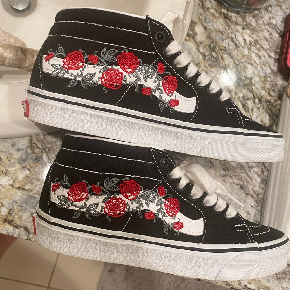 VANS SK8-Mid Sneakers Black Embroidered Rose Women's 7 with box